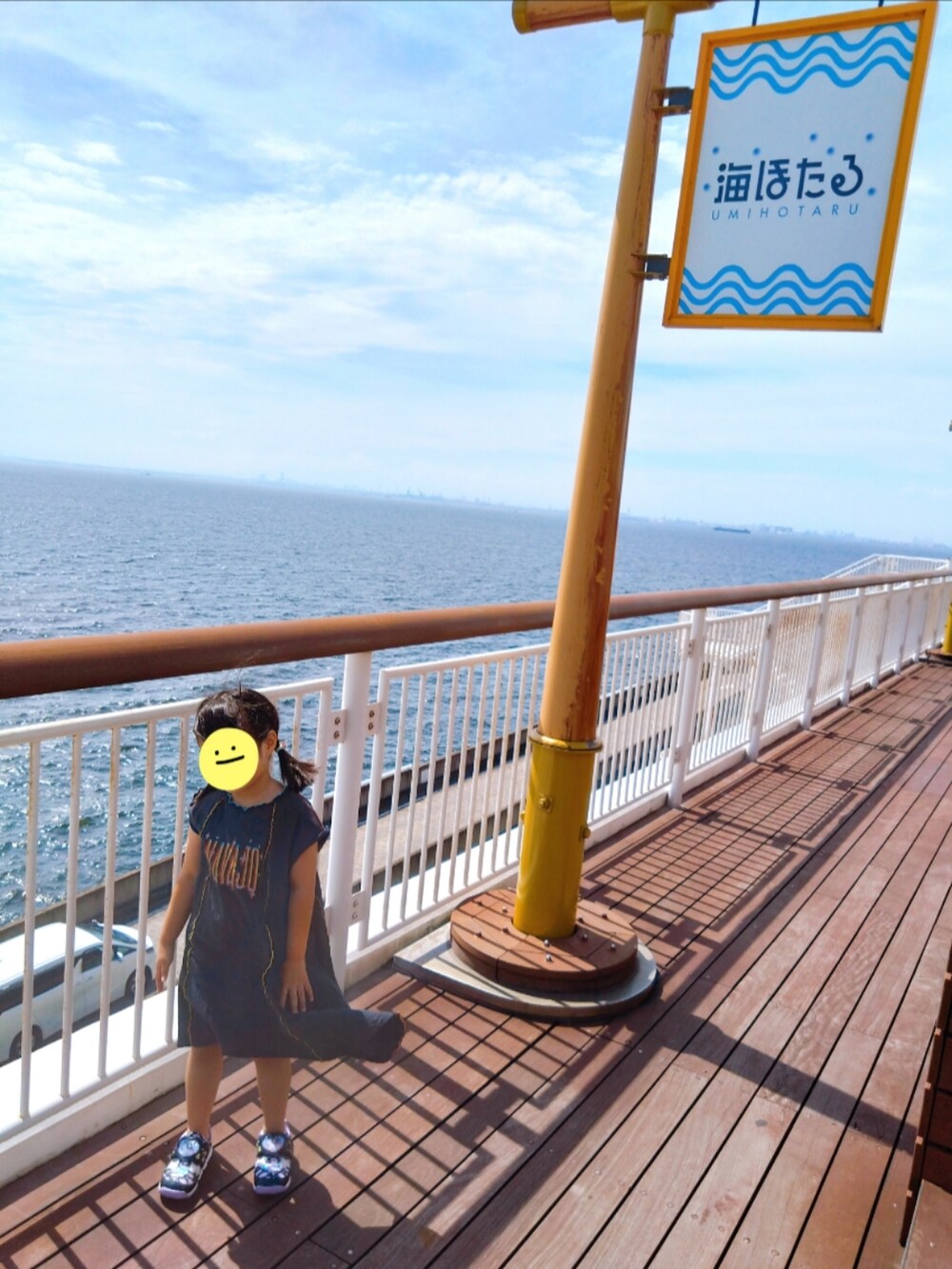 ブラック系のTシャツ/カットソー、グリーン系のカーゴパンツ、ブラック系のスニーカーを着用したレディースの夏コーディネートの2枚目の写真