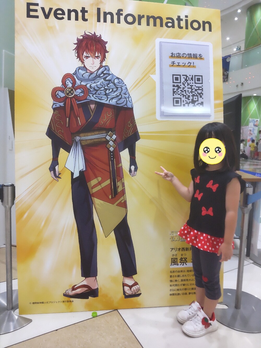 ブラック系のTシャツ/カットソー、その他のスカート、ベージュ系のサンダルを着用したレディースの夏コーディネートの2枚目の写真