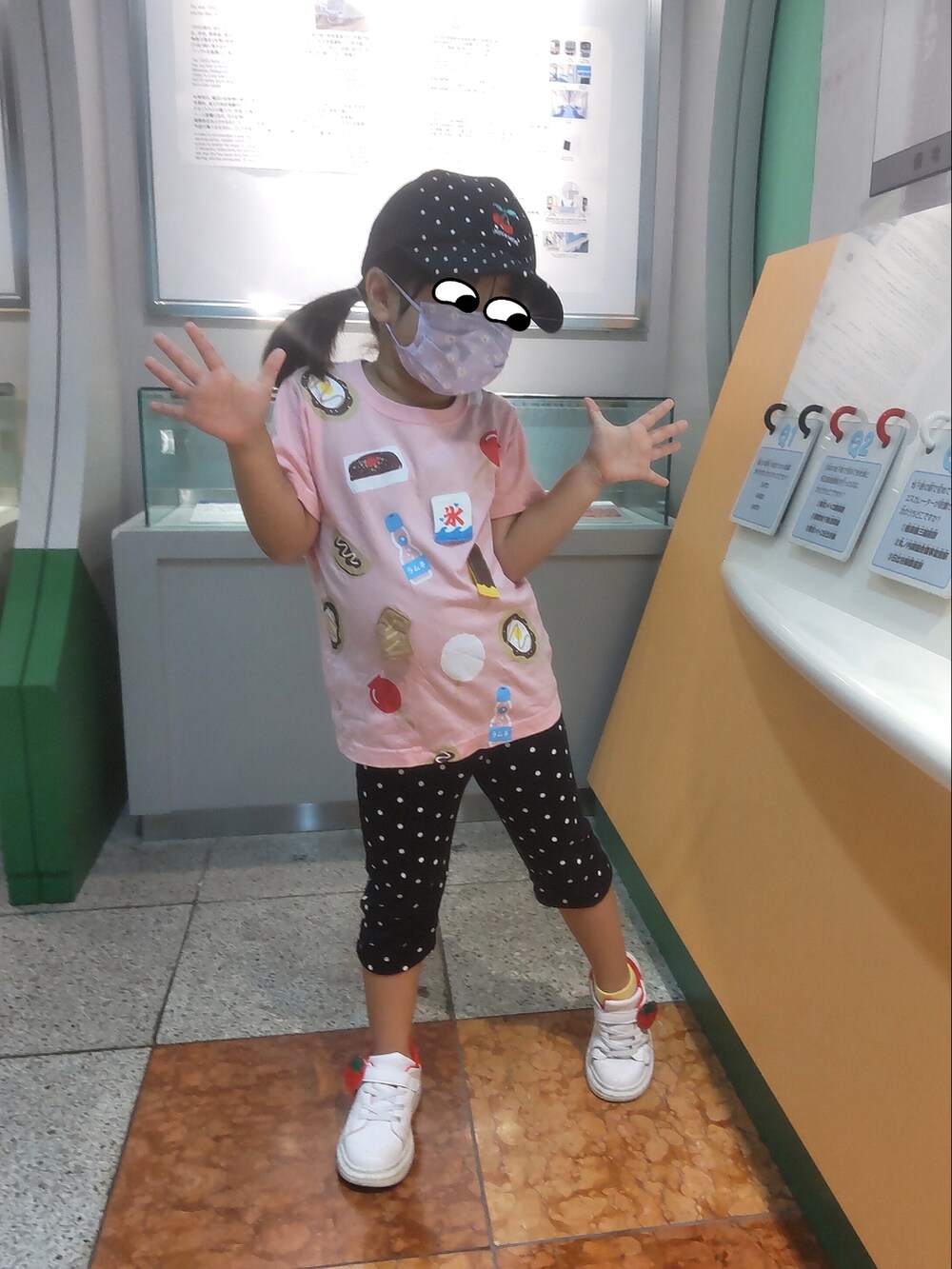 ピンク系のTシャツ/カットソー、ホワイト系のバックパック/リュック、その他のスカートを着用したレディースの夏コーディネートの2枚目の写真