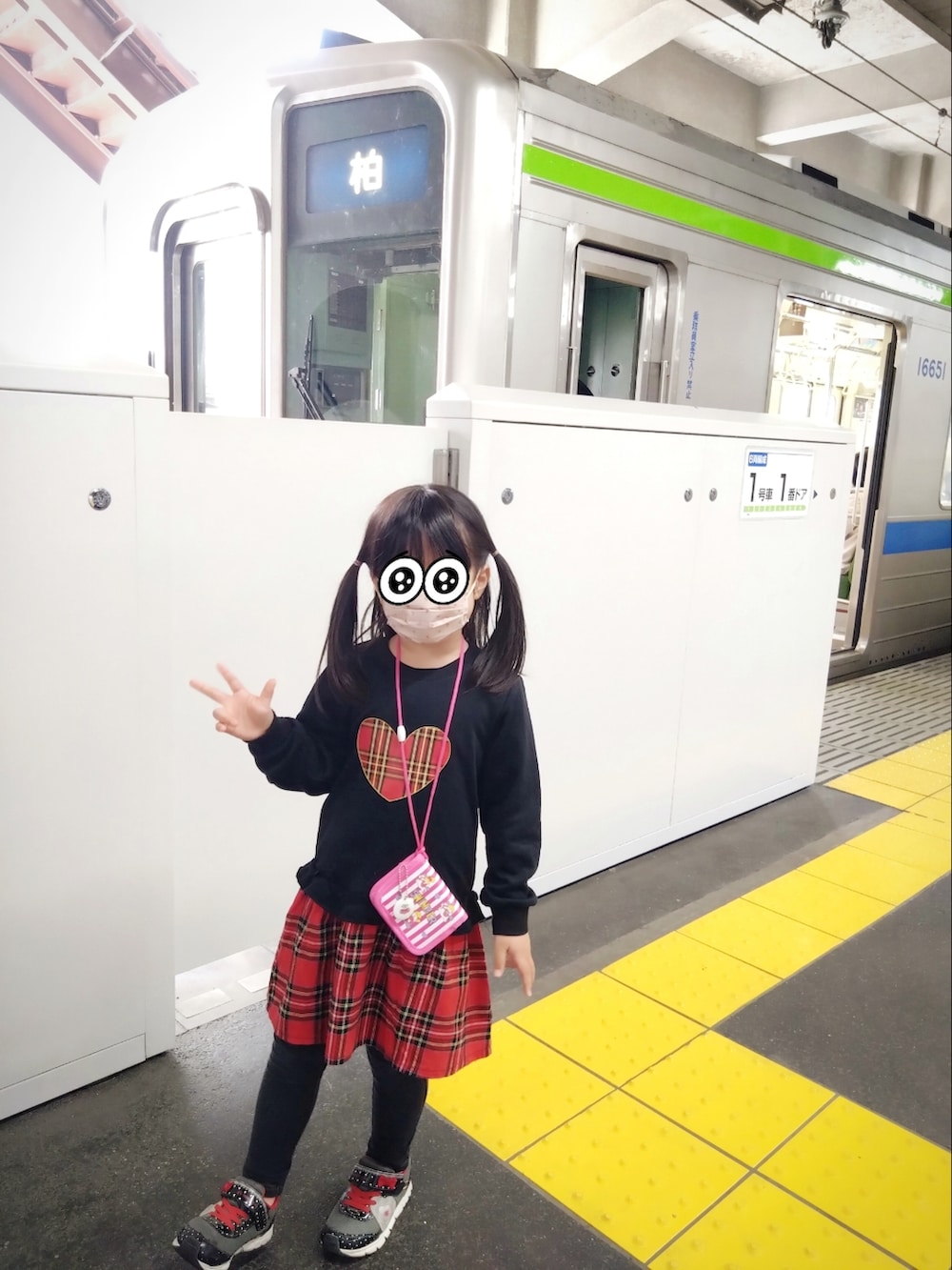 ピンク系のTシャツ/カットソー、ホワイト系のバックパック/リュック、ブルー系のデニムパンツを着用したレディースの春コーディネートの2枚目の写真