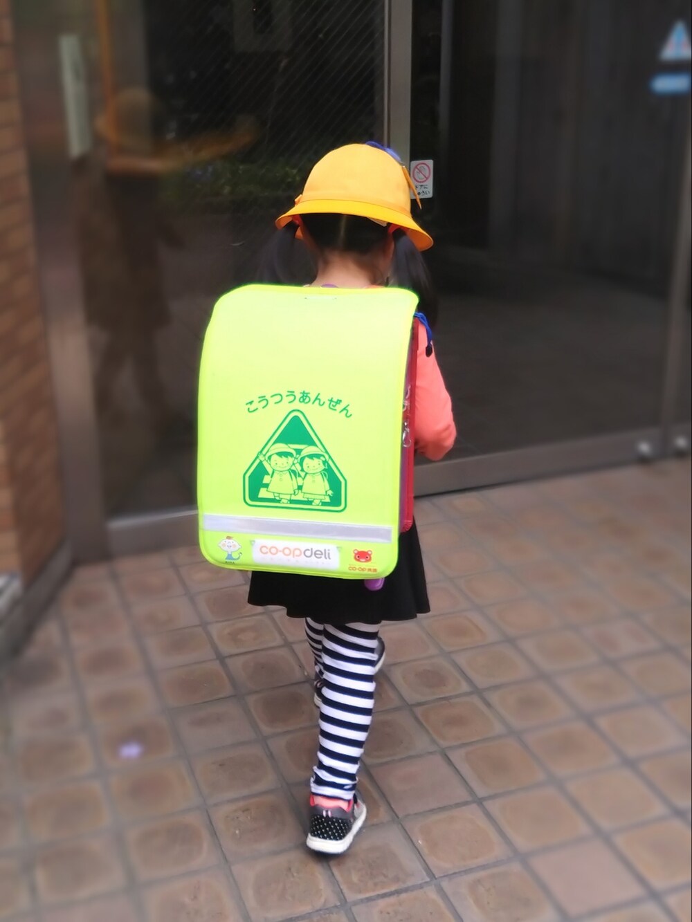 レッド系のTシャツ/カットソー、ブルー系のスカート、ホワイト系のショルダーバッグを着用したレディースの春コーディネートの2枚目の写真