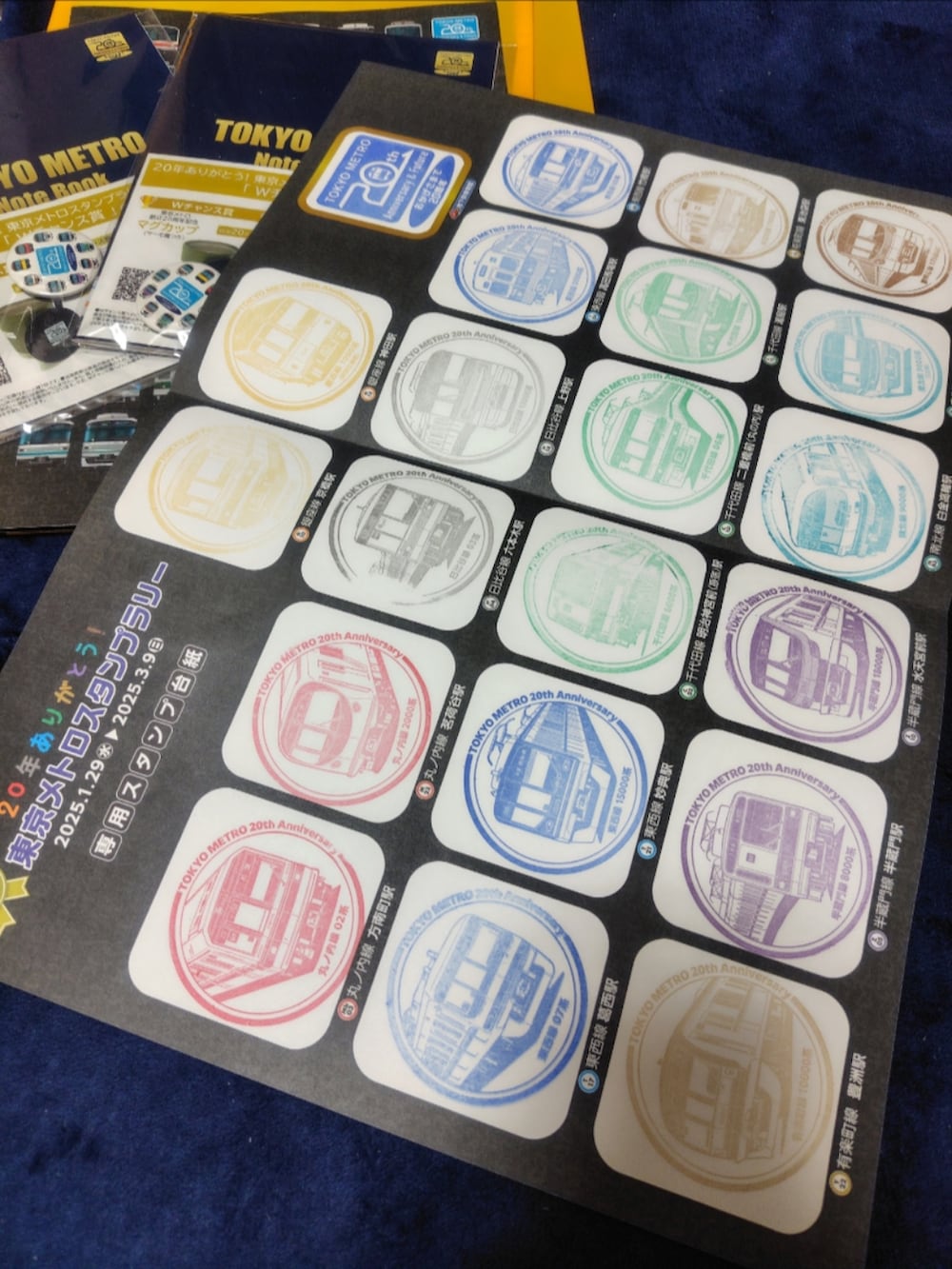 ブラック系のスウェット、その他のショルダーバッグ、その他のショルダーバッグを着用したレディースの冬コーディネートの3枚目の写真