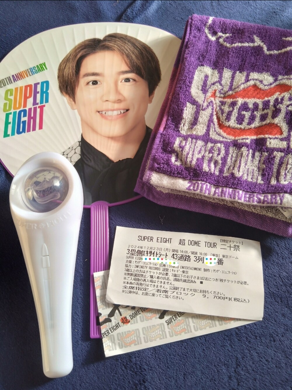 グリーン系のブルゾン、ホワイト系のパーカー、ブラウン系のボディバッグ/ウエストポーチを着用したレディースの冬コーディネートの3枚目の写真