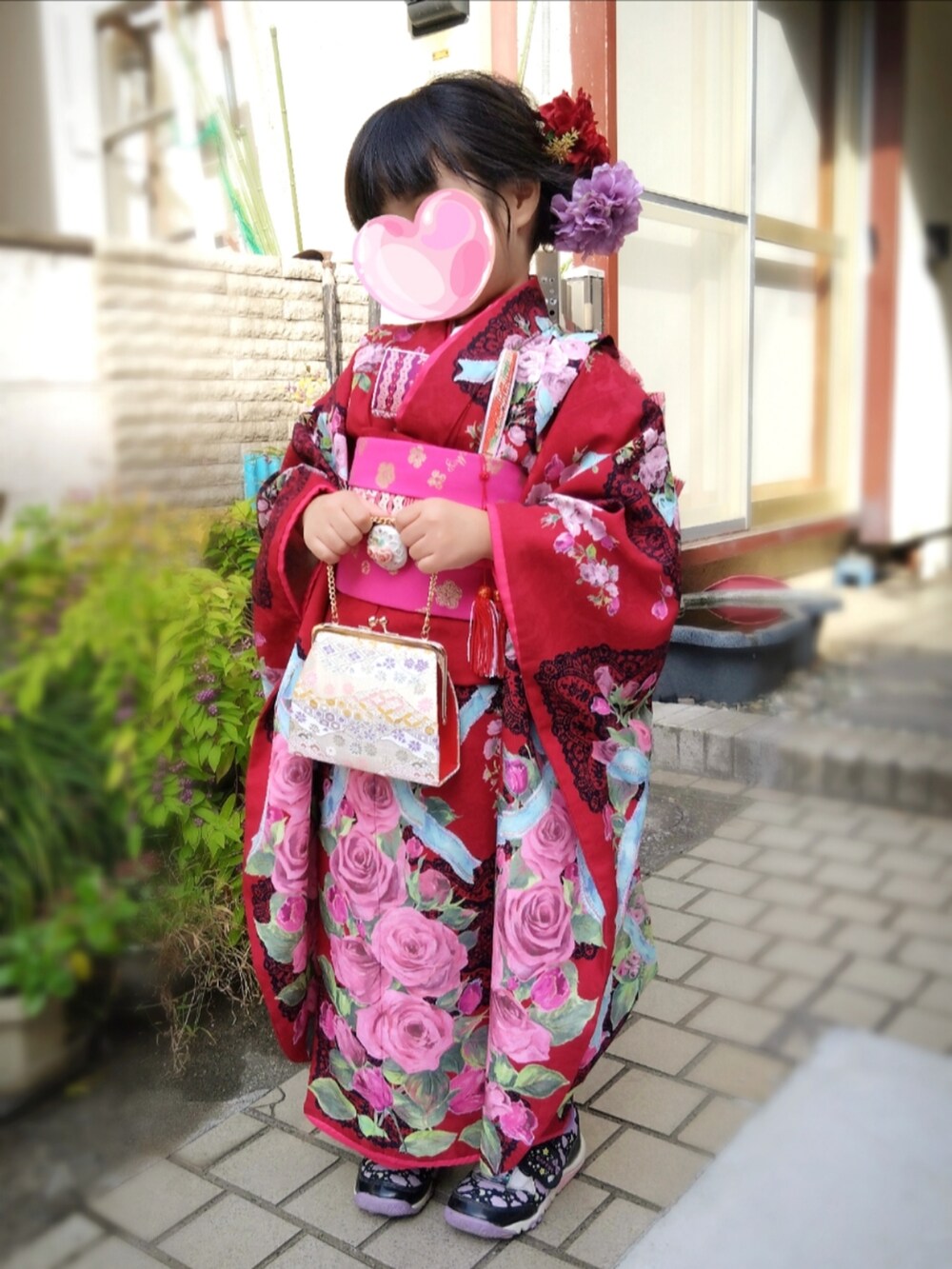 ホワイト系のシャツ/ブラウス、ブラック系のスカートを着用したレディースの秋コーディネートの2枚目の写真