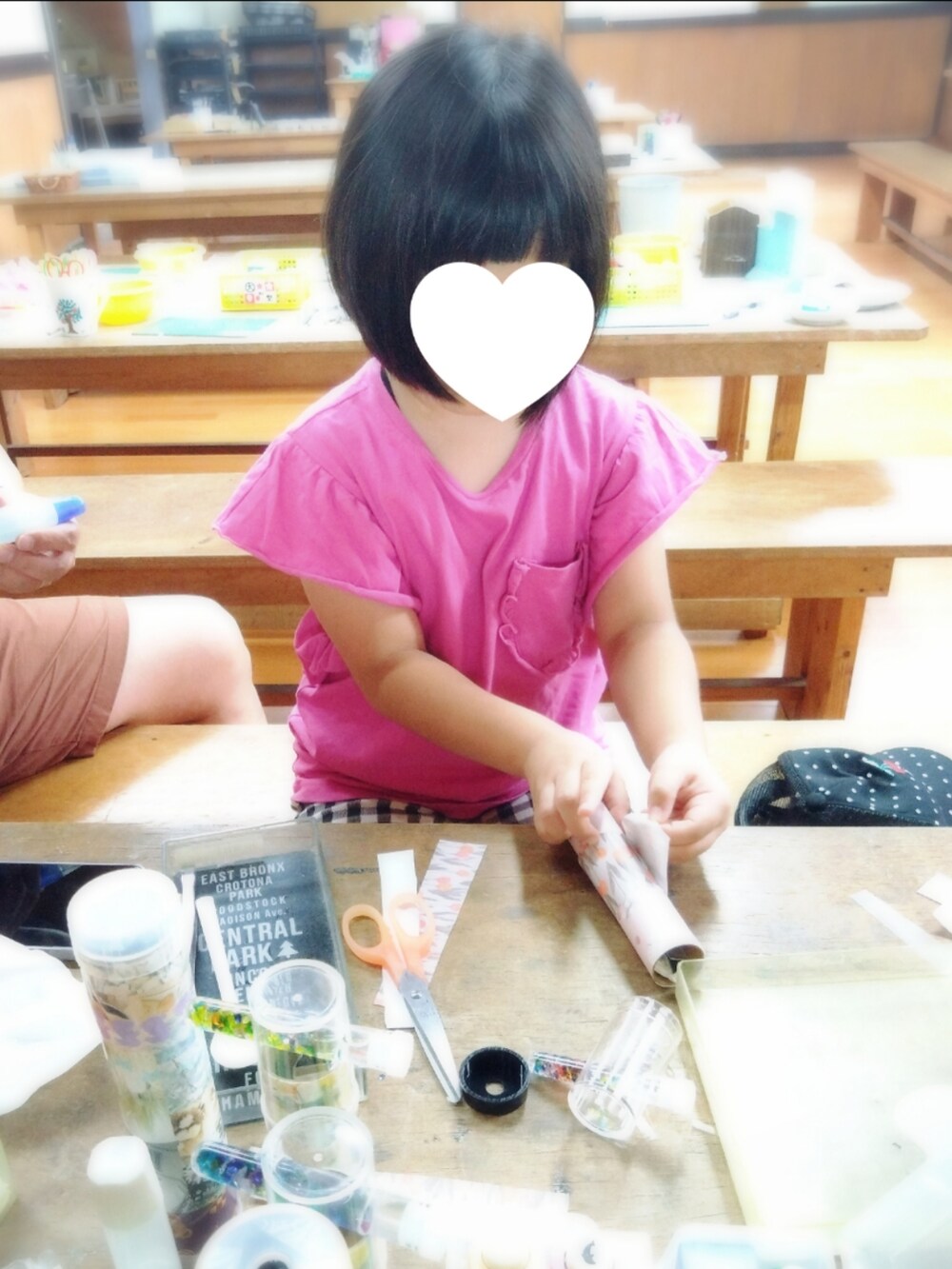 ブラック系のTシャツ/カットソー、その他のその他パンツ、ピンク系のTシャツ/カットソーを着用したレディースの夏コーディネートの3枚目の写真