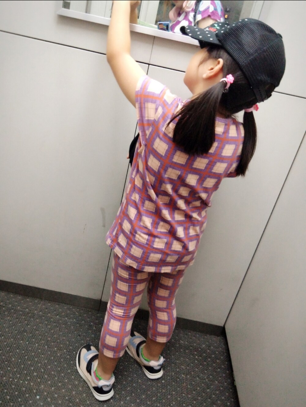 パープル系のシャツ/ブラウス、ブラック系のその他パンツ、ブラック系のスニーカーを着用したレディースの夏コーディネートの2枚目の写真