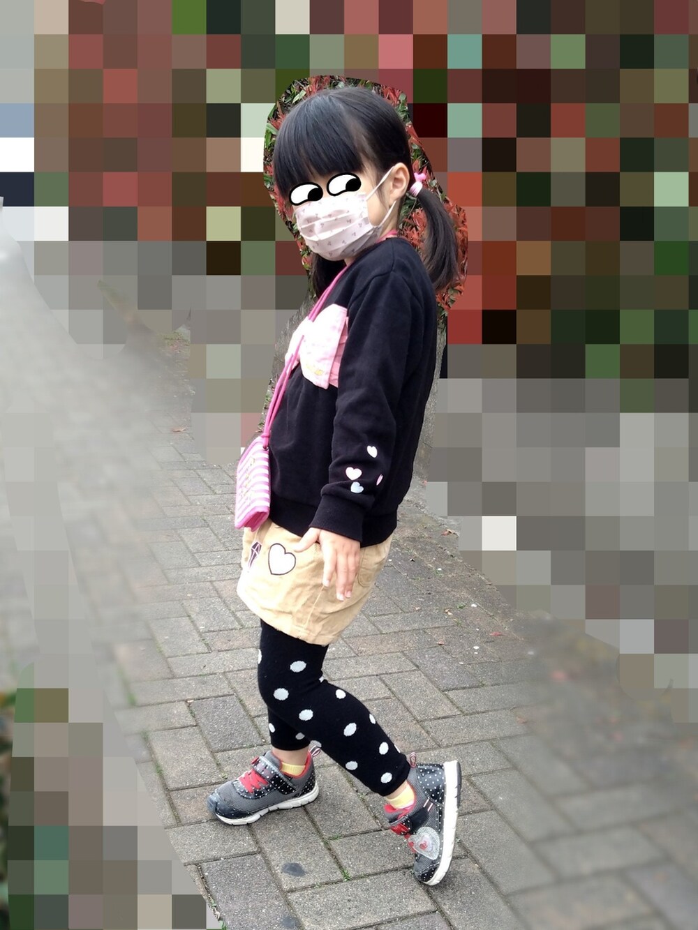 ブラック系のワンピース、ホワイト系のスニーカー、ブラック系のスウェットを着用したレディースの春コーディネートの2枚目の写真