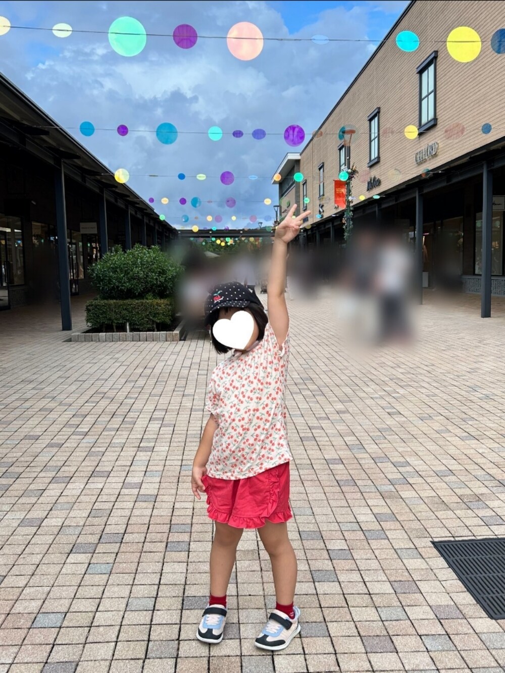 その他のTシャツ/カットソー、ブルー系のデニムパンツ、ブラック系のスニーカーを着用したレディースの夏コーディネートの2枚目の写真