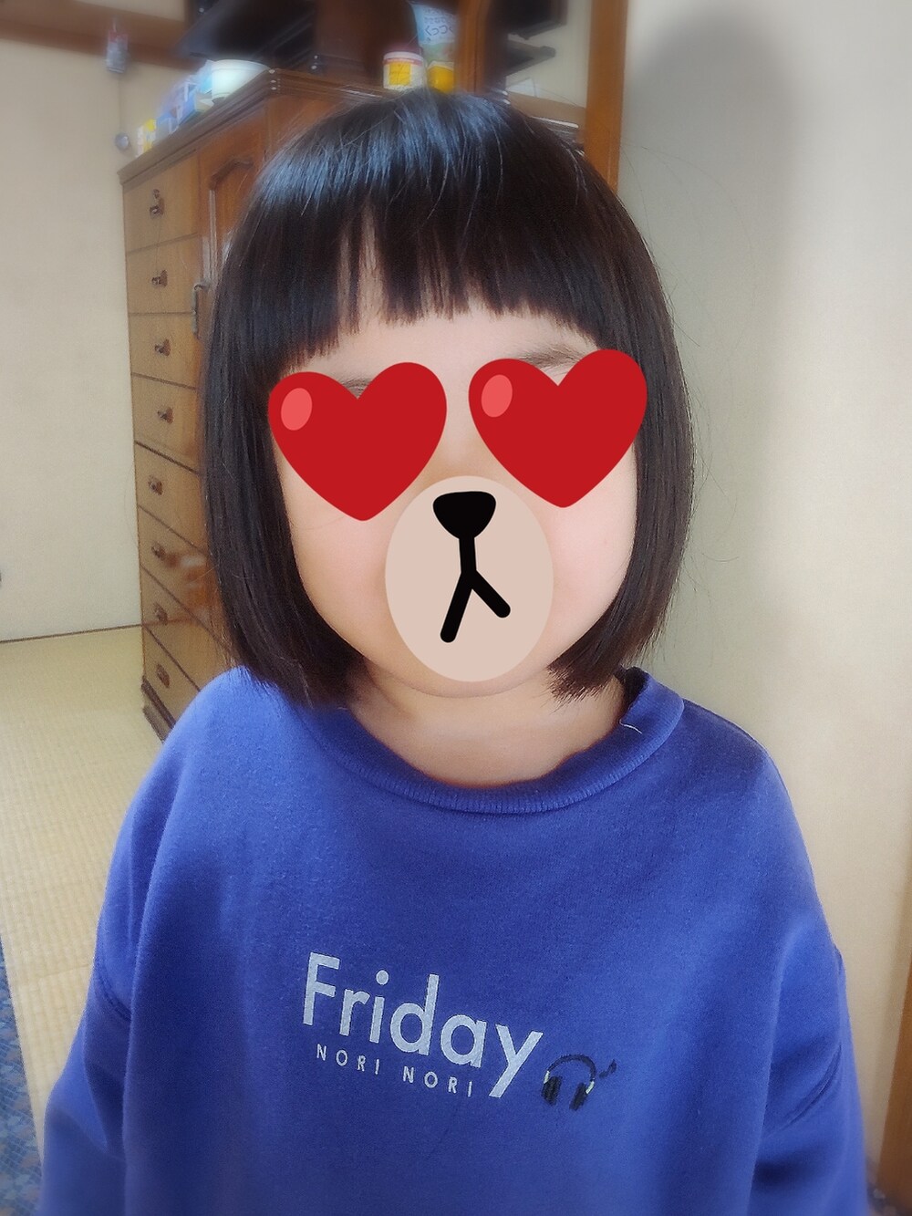 ベージュ系のMA-1、レッド系のその他パンツ、ホワイト系のスニーカーを着用したレディースの春コーディネートの2枚目の写真