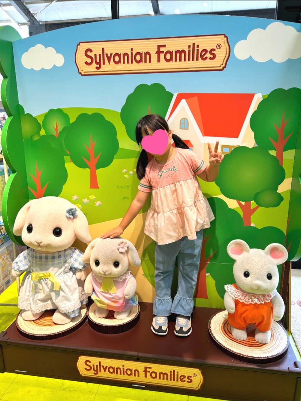 グレー系のTシャツ/カットソー、その他のその他パンツ、ベージュ系のサンダルを着用したレディースの夏コーディネートの2枚目の写真