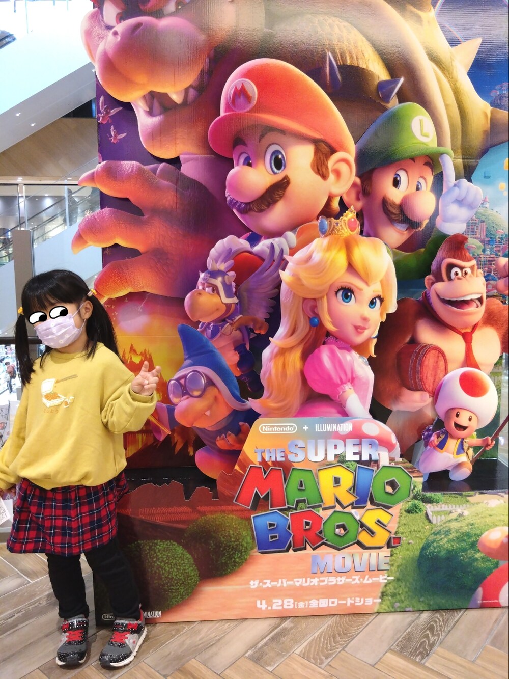 ブラック系のブルゾン、ブラック系のスウェット、ブラウン系のその他パンツを着用したレディースの春コーディネートの3枚目の写真