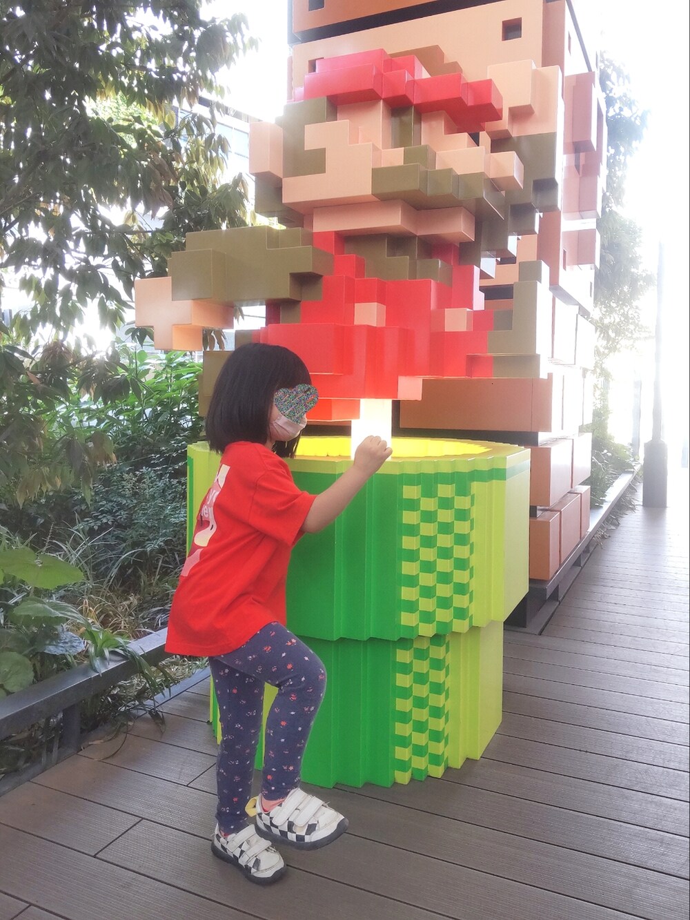 レッド系のTシャツ/カットソー、ブルー系のデニムパンツ、ブラック系のスニーカーを着用したレディースの春コーディネートの2枚目の写真