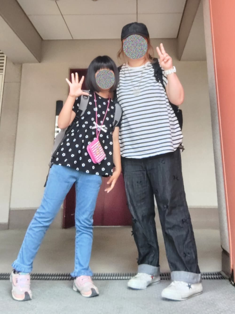 ブラック系のTシャツ/カットソー、グレー系のバックパック/リュック、ブルー系のその他パンツを着用したレディースの春コーディネートの5枚目の写真