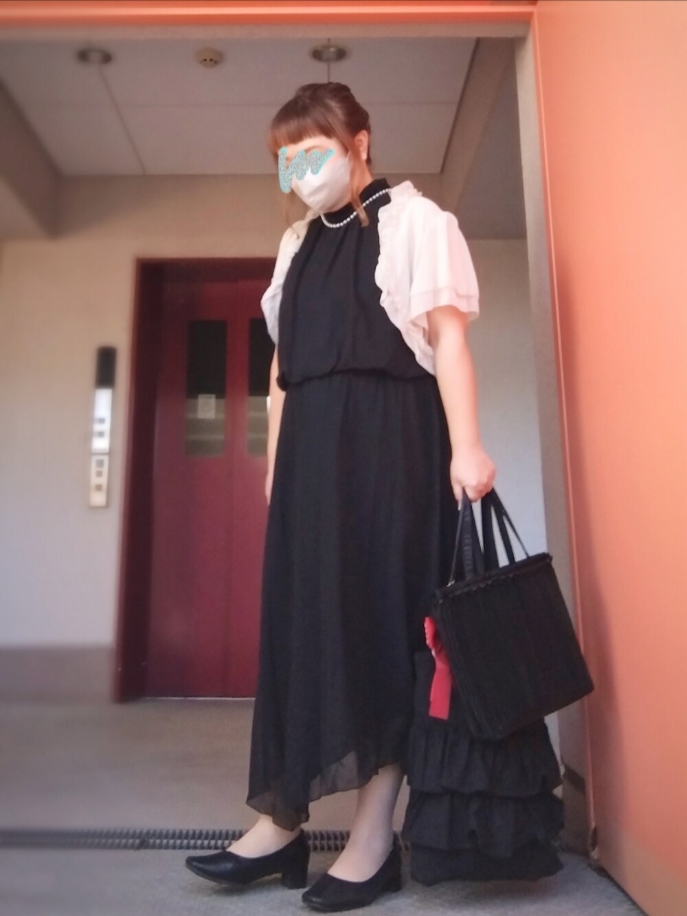 グリーン系のTシャツ/カットソー、ブルー系のデニムパンツ、ブラック系のトートバッグを着用したレディースの秋コーディネートの2枚目の写真