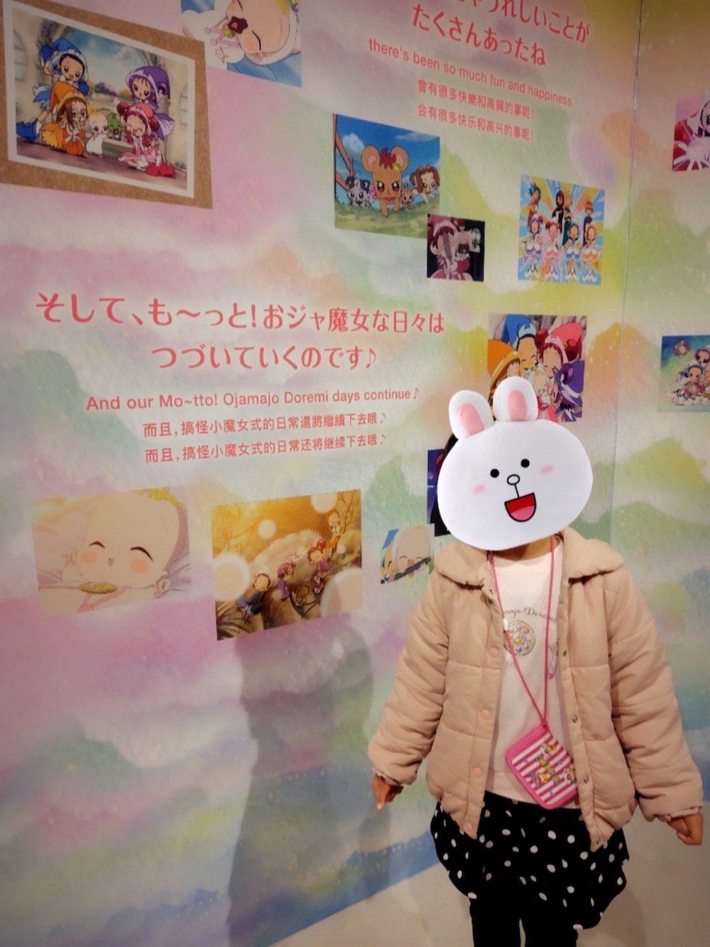 ブラック系のスウェット、ブルー系のその他パンツ、ブラック系のスニーカーを着用したレディースの冬コーディネートの3枚目の写真