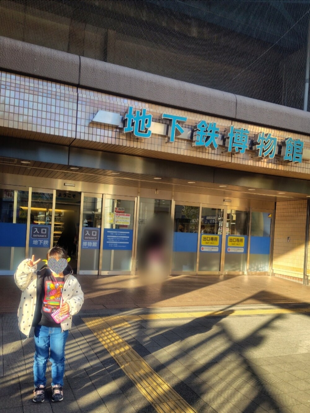 ブラック系のスウェット、その他のショルダーバッグ、その他のショルダーバッグを着用したレディースの冬コーディネートの2枚目の写真