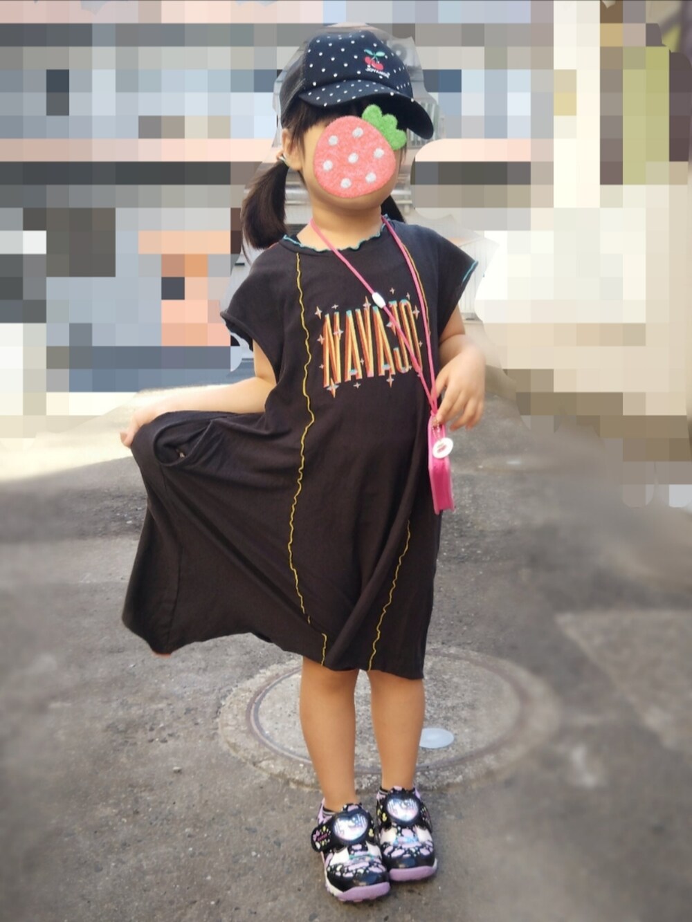 グレー系のTシャツ/カットソー、ブラック系のその他パンツ、ベージュ系のスニーカーを着用したレディースの夏コーディネートの2枚目の写真