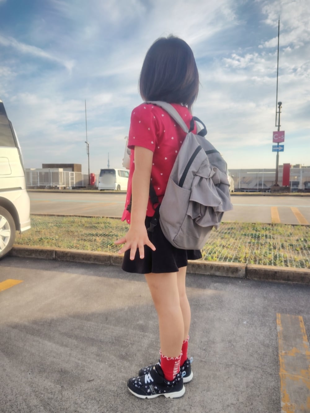 ピンク系のTシャツ/カットソー、ブルー系のデニムパンツ、ブルー系のサンダルを着用したレディースの夏コーディネートの2枚目の写真