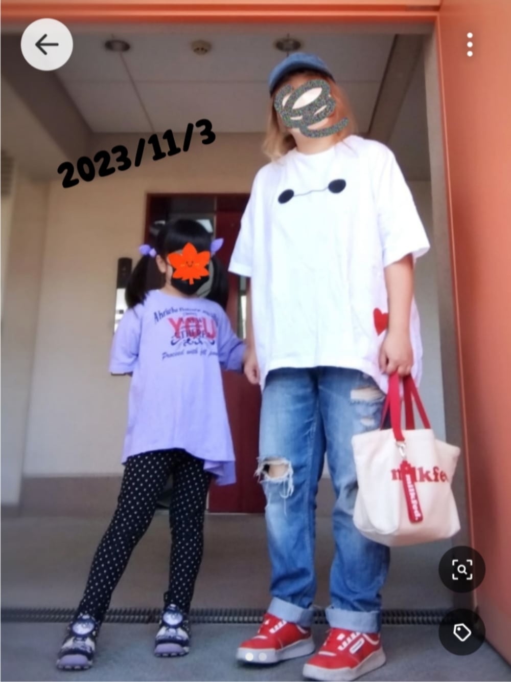 ホワイト系のTシャツ/カットソー、ブルー系のデニムパンツ、レッド系のスニーカーを着用したレディースの春コーディネートの2枚目の写真