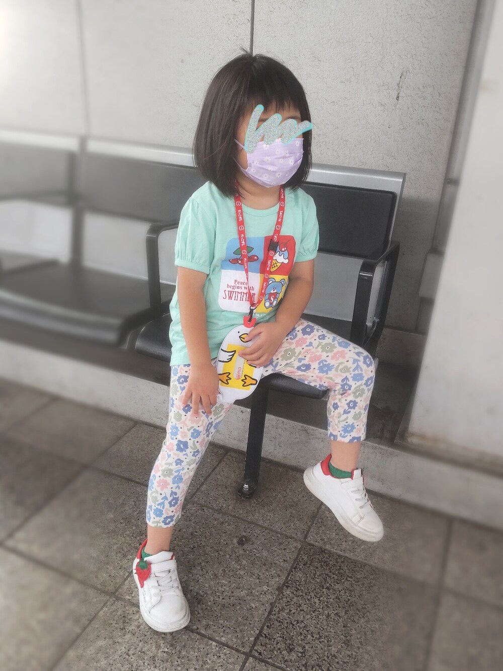 ブラウン系のTシャツ/カットソー、ブルー系のデニムパンツ、ブルー系のスニーカーを着用したレディースの秋コーディネートの2枚目の写真