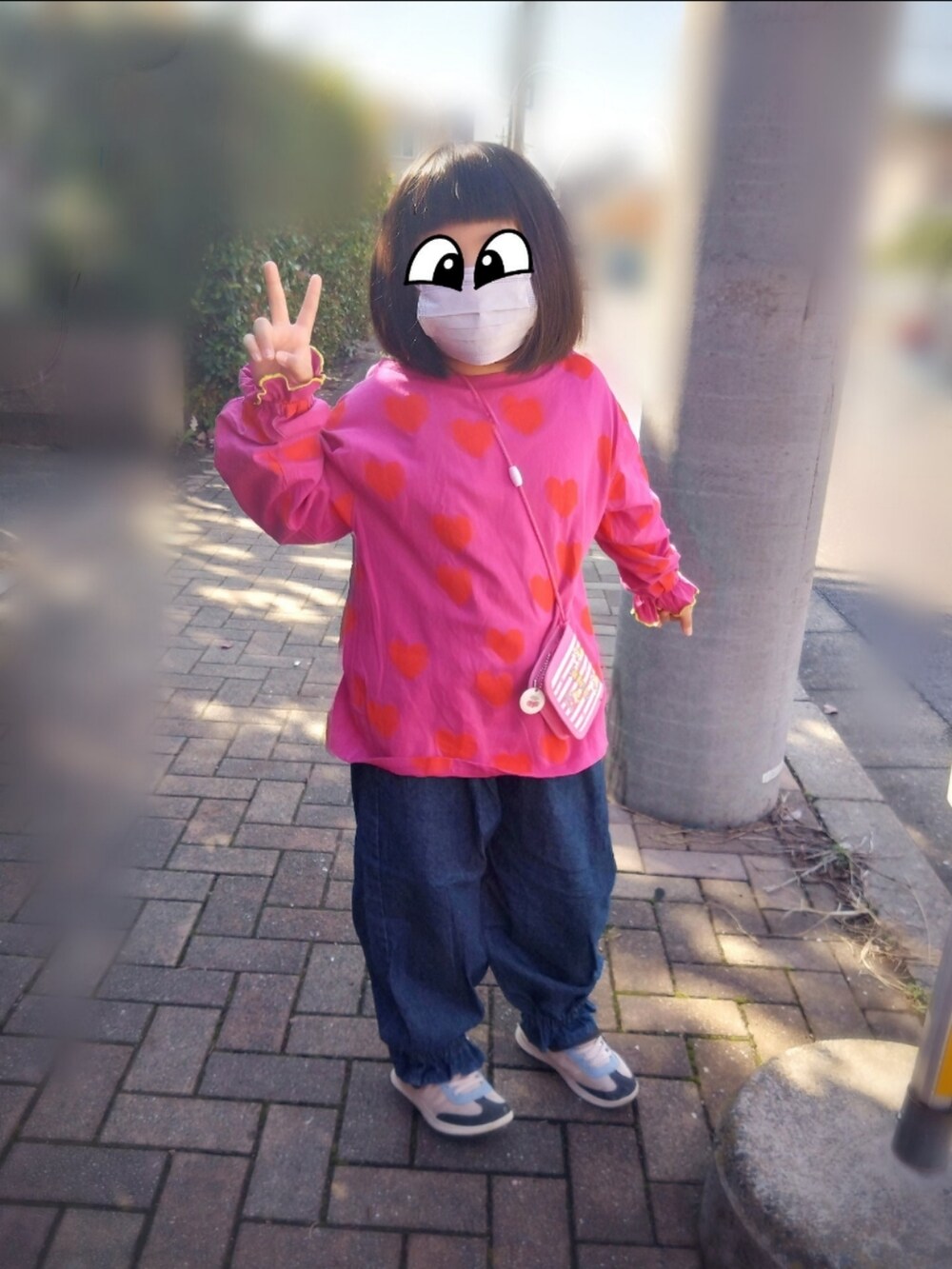 ピンク系のTシャツ/カットソー、グレー系のデニムスカート、ブルー系のスニーカーを着用したレディースの秋コーディネートの2枚目の写真