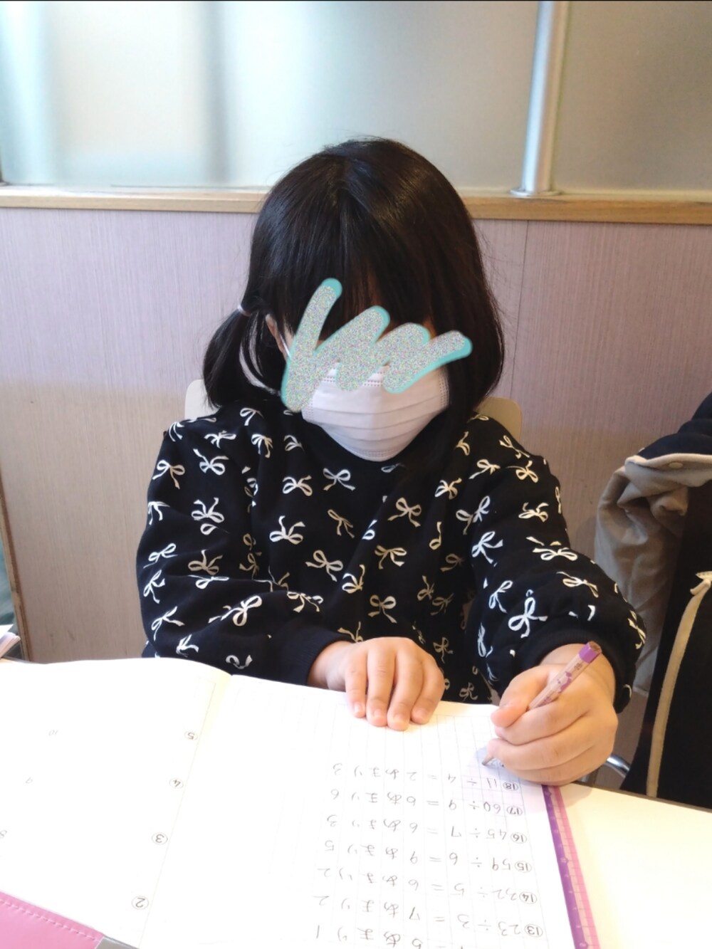 レッド系のスウェット、ブルー系のスカート、ブラウン系のトートバッグを着用したレディースの冬コーディネートの2枚目の写真