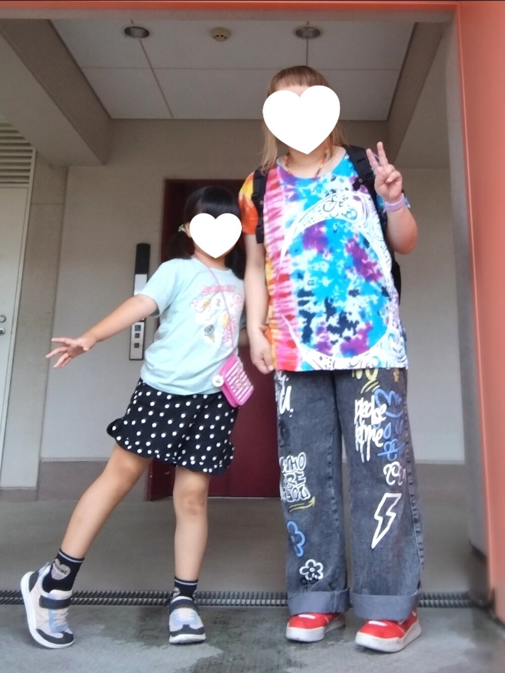 その他のTシャツ/カットソー、グレー系のデニムパンツ、レッド系のスニーカーを着用したレディースの夏コーディネートの2枚目の写真