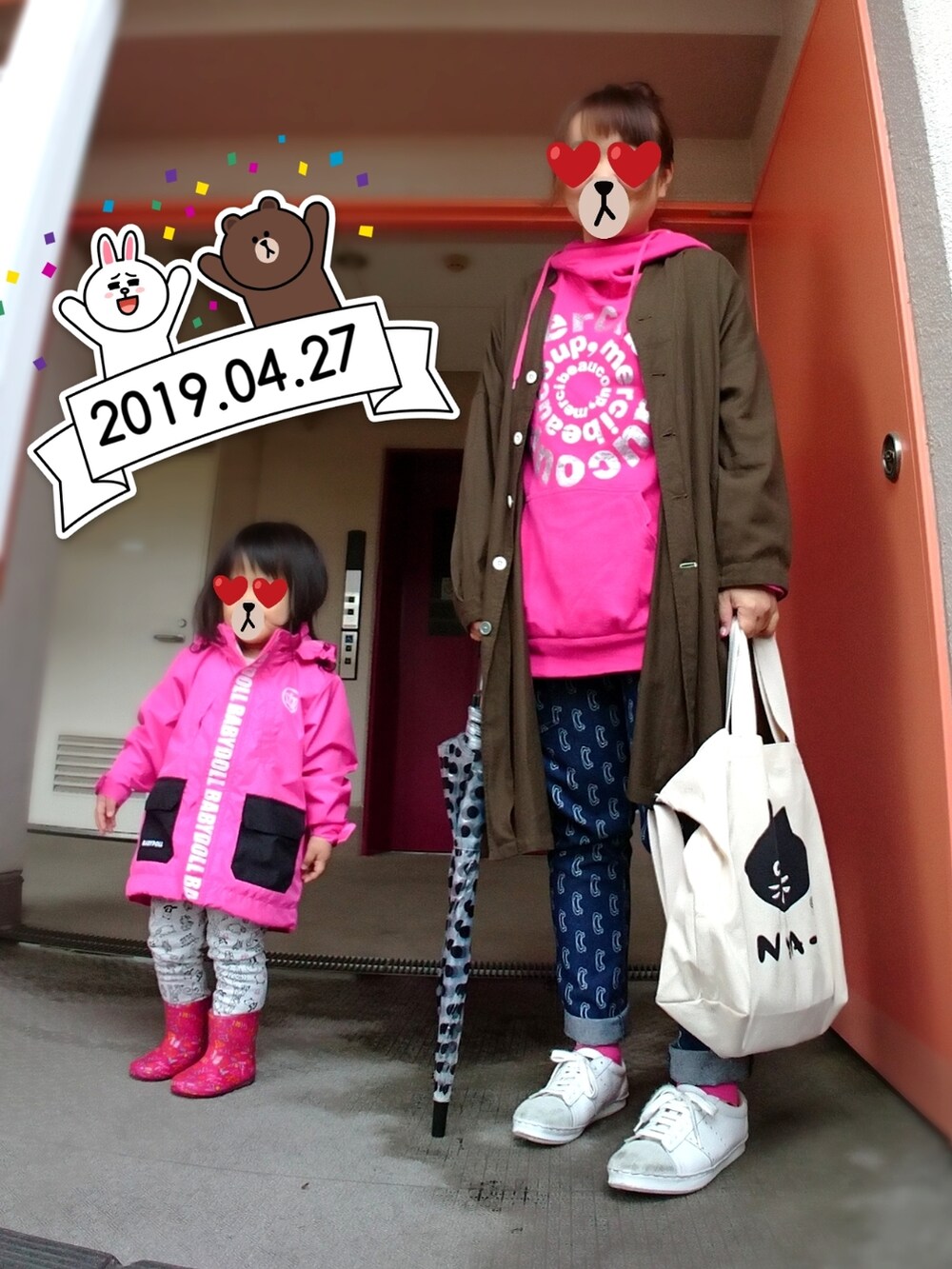 ブラック系のブルゾン、ブラック系のスウェット、ブラウン系のその他パンツを着用したレディースの春コーディネートの2枚目の写真