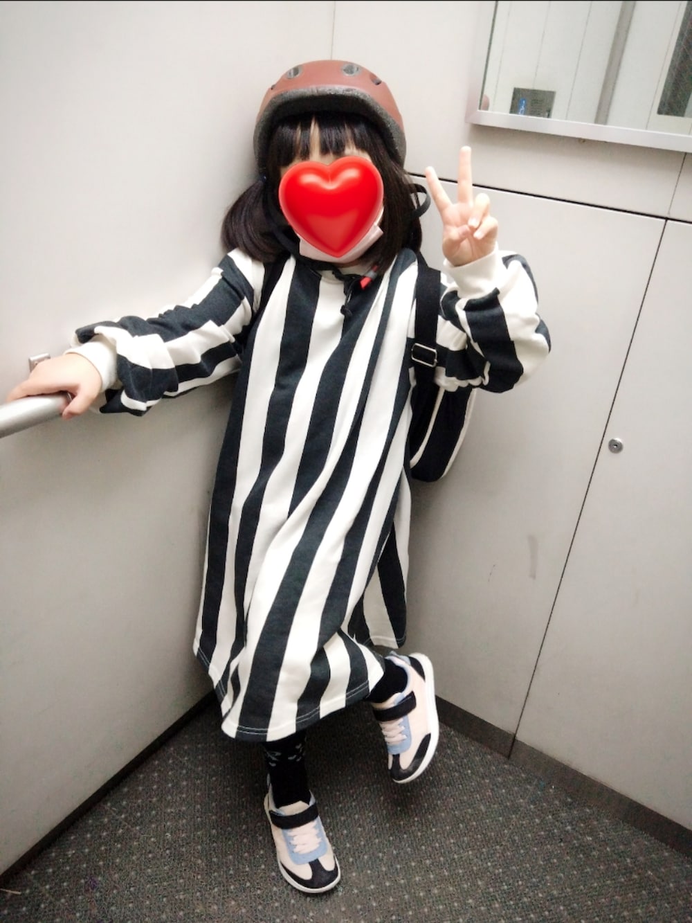 ベージュ系のスウェット、イエロー系のトートバッグ、ブラック系のその他パンツを着用したレディースの秋コーディネートの2枚目の写真