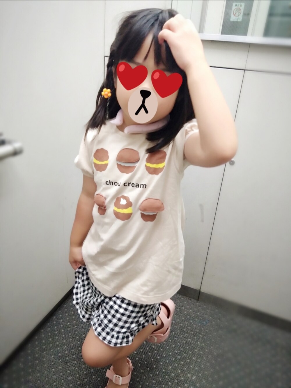 グリーン系のTシャツ/カットソー、ブラック系のその他パンツ、ブラック系のトートバッグを着用したレディースの夏コーディネートの2枚目の写真