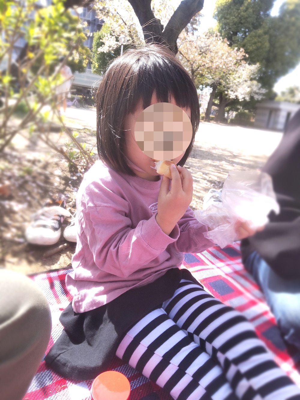 ブラック系のカーディガン/ボレロ、その他のTシャツ/カットソー、グリーン系のその他パンツを着用したレディースの春コーディネートの2枚目の写真