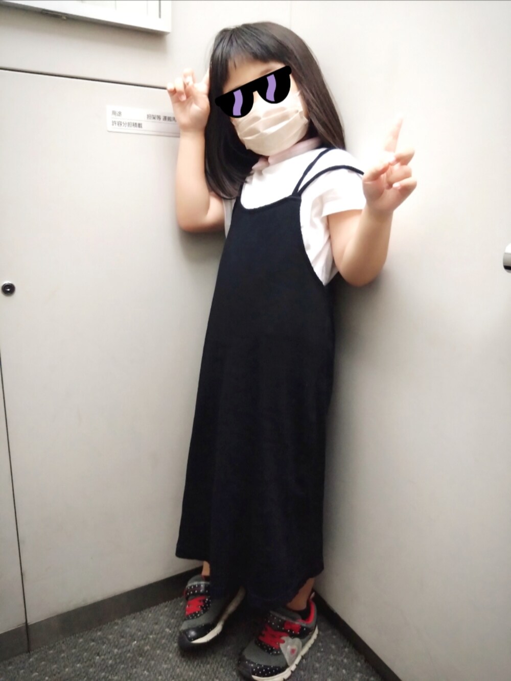 ブラック系のワンピース、ホワイト系のトートバッグ、ブラック系のサンダルを着用したレディースの夏コーディネートの2枚目の写真