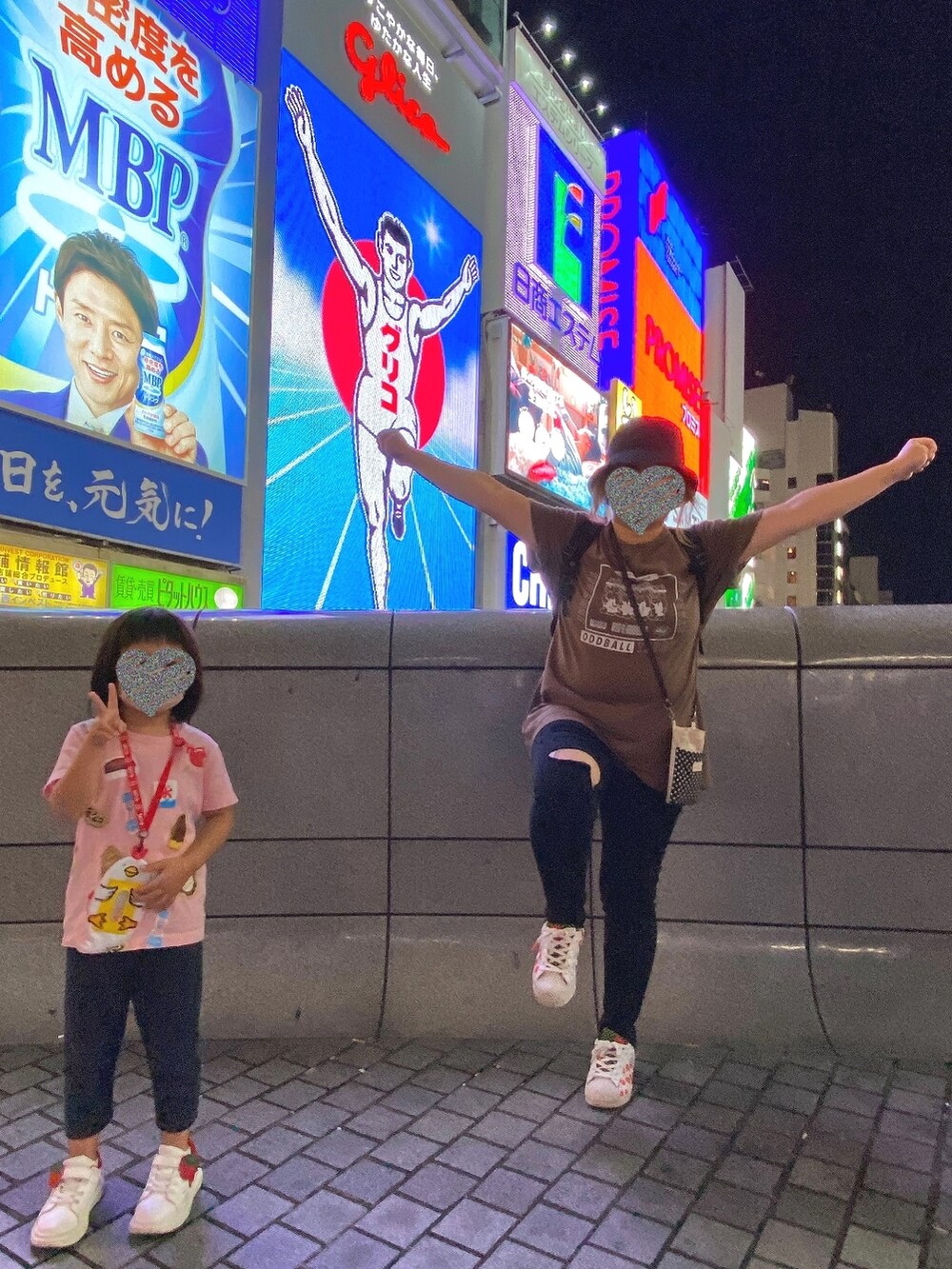 ブラウン系のTシャツ/カットソー、ブラック系のデニムパンツ、ホワイト系のスニーカーを着用したレディースの夏コーディネートの3枚目の写真