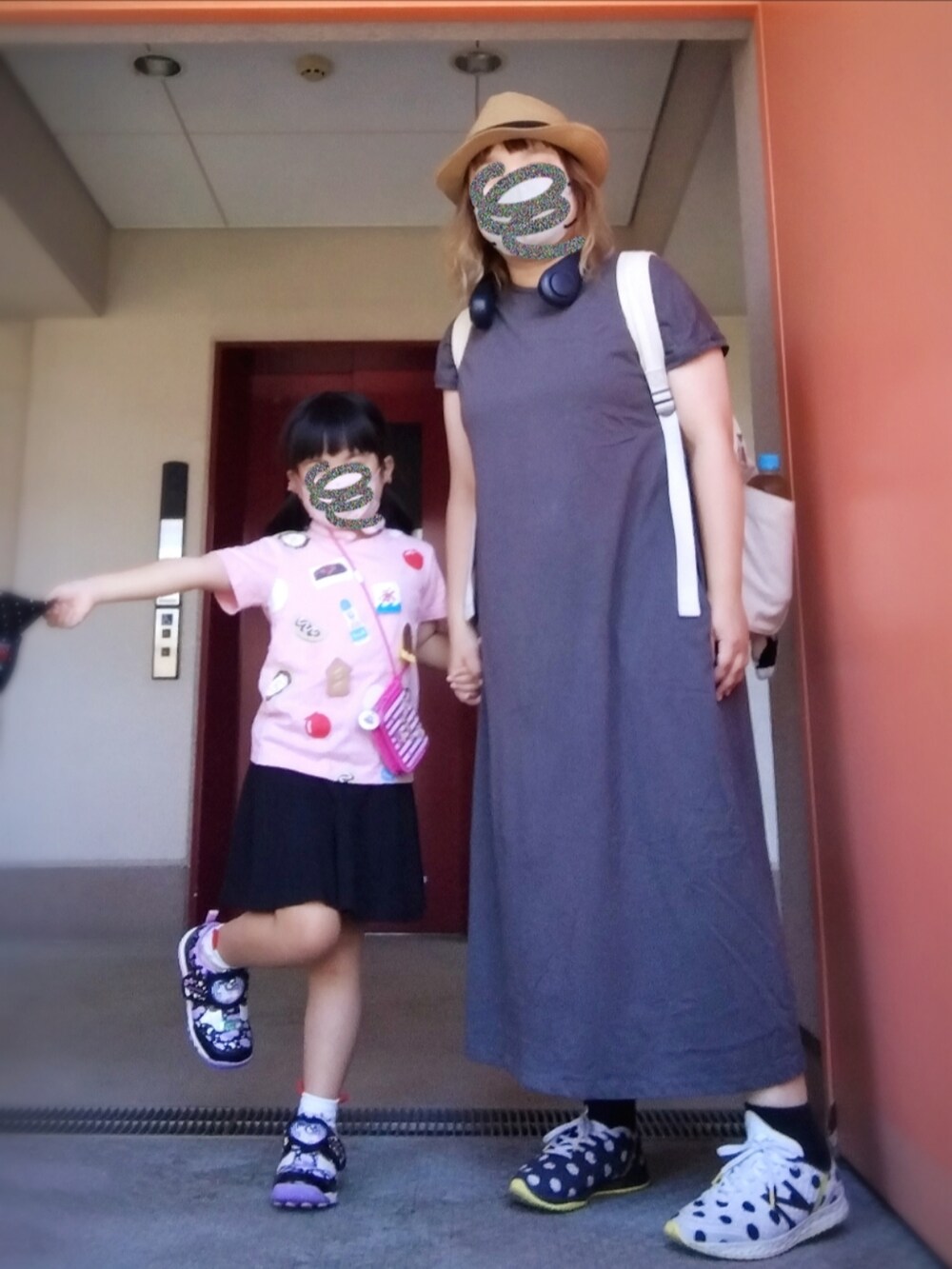 グレー系のワンピース、ホワイト系のスニーカー、ピンク系のTシャツ/カットソーを着用したレディースの夏コーディネートの3枚目の写真