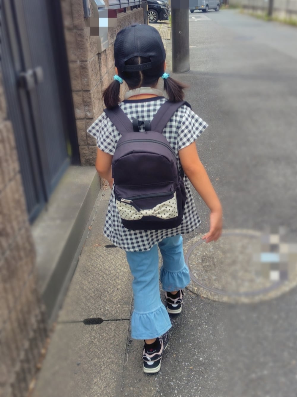 その他のTシャツ/カットソー、ブルー系のデニムパンツ、ホワイト系のスリッポンを着用したレディースの夏コーディネートの2枚目の写真