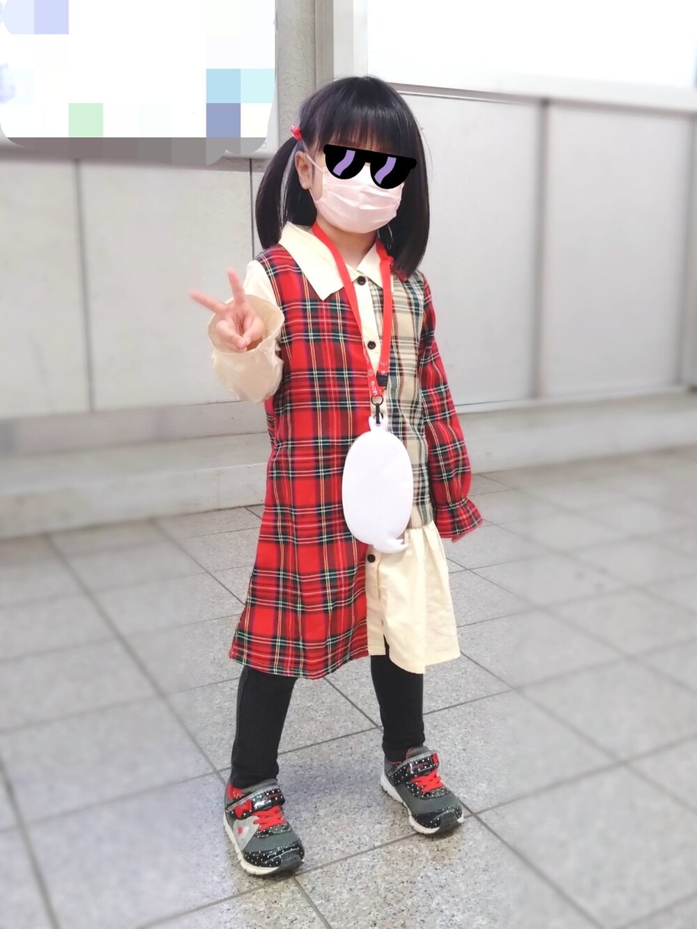その他のTシャツ/カットソー、グレー系のデニムパンツ、その他のスニーカーを着用したレディースの秋コーディネートの2枚目の写真