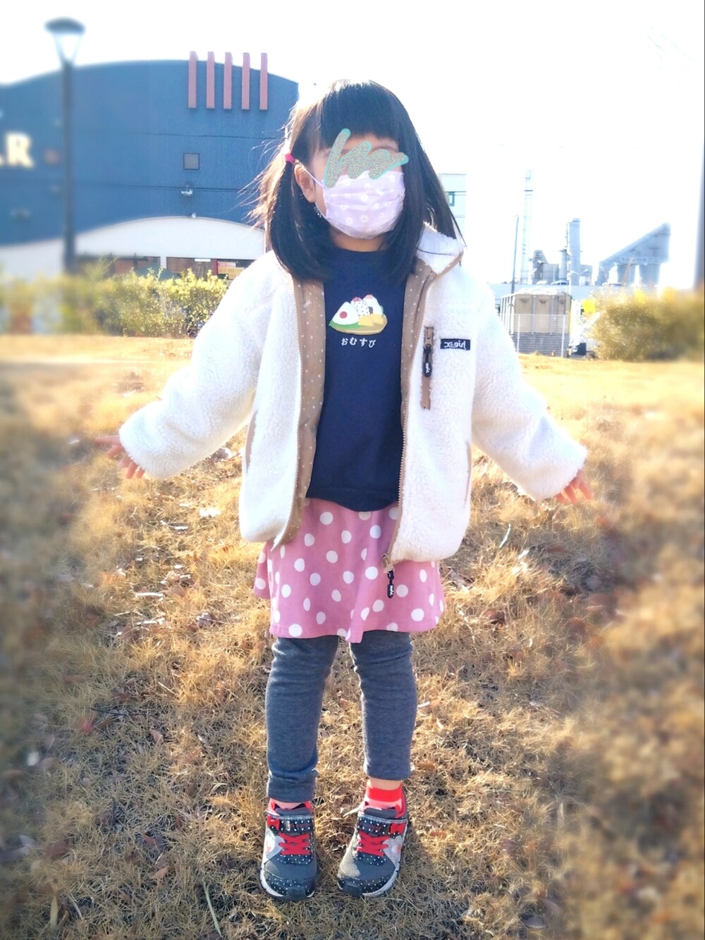 ブラウン系のダウンジャケット/コート、ベージュ系のTシャツ/カットソー、ブラック系のスカートを着用したレディースの冬コーディネートの2枚目の写真