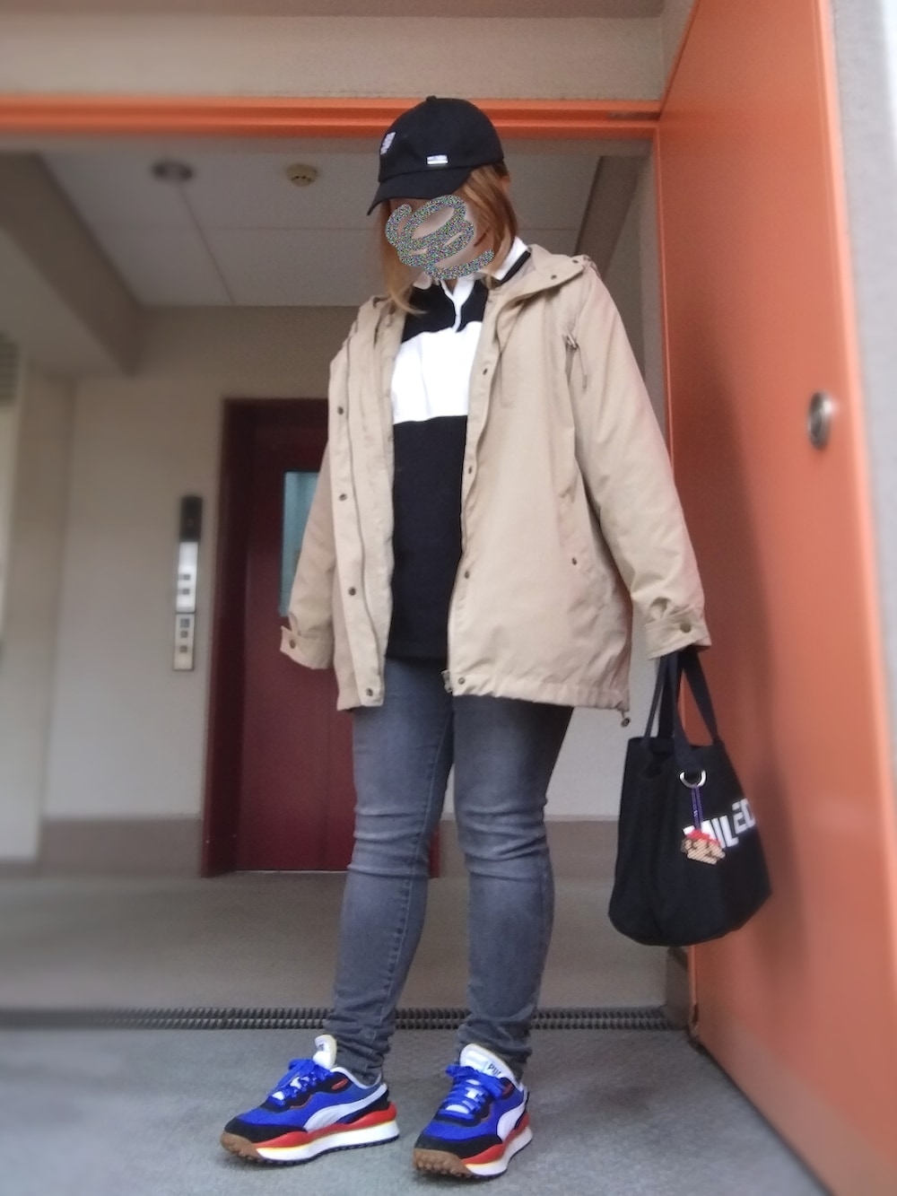 ブラック系のTシャツ/カットソー、グレー系のデニムパンツ、ブルー系のスニーカーを着用したレディースの秋コーディネートの2枚目の写真