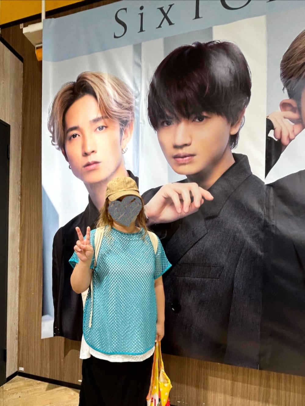 ブルー系のTシャツ/カットソー、ホワイト系のTシャツ/カットソー、ホワイト系のバックパック/リュックを着用したレディースの秋コーディネートの2枚目の写真