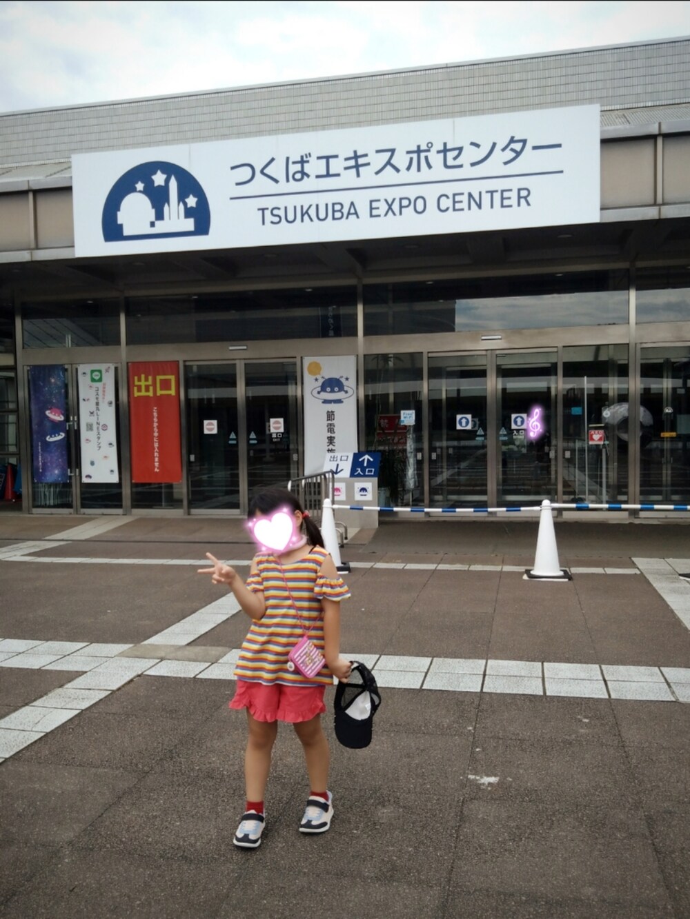 ブラック系のTシャツ/カットソー、その他のその他パンツ、ブラック系のスニーカーを着用したレディースの夏コーディネートの2枚目の写真