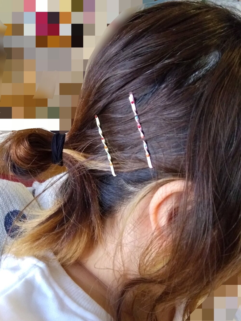 ブラック系のブルゾン、ホワイト系のスウェット、パープル系のスカートを着用したレディースの春コーディネートの3枚目の写真