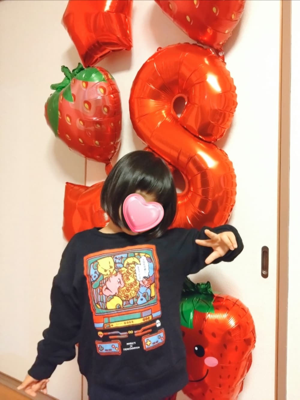 グレー系のダウンジャケット/コート、ブラック系のスウェット、ブルー系のスカートを着用したレディースの冬コーディネートの3枚目の写真