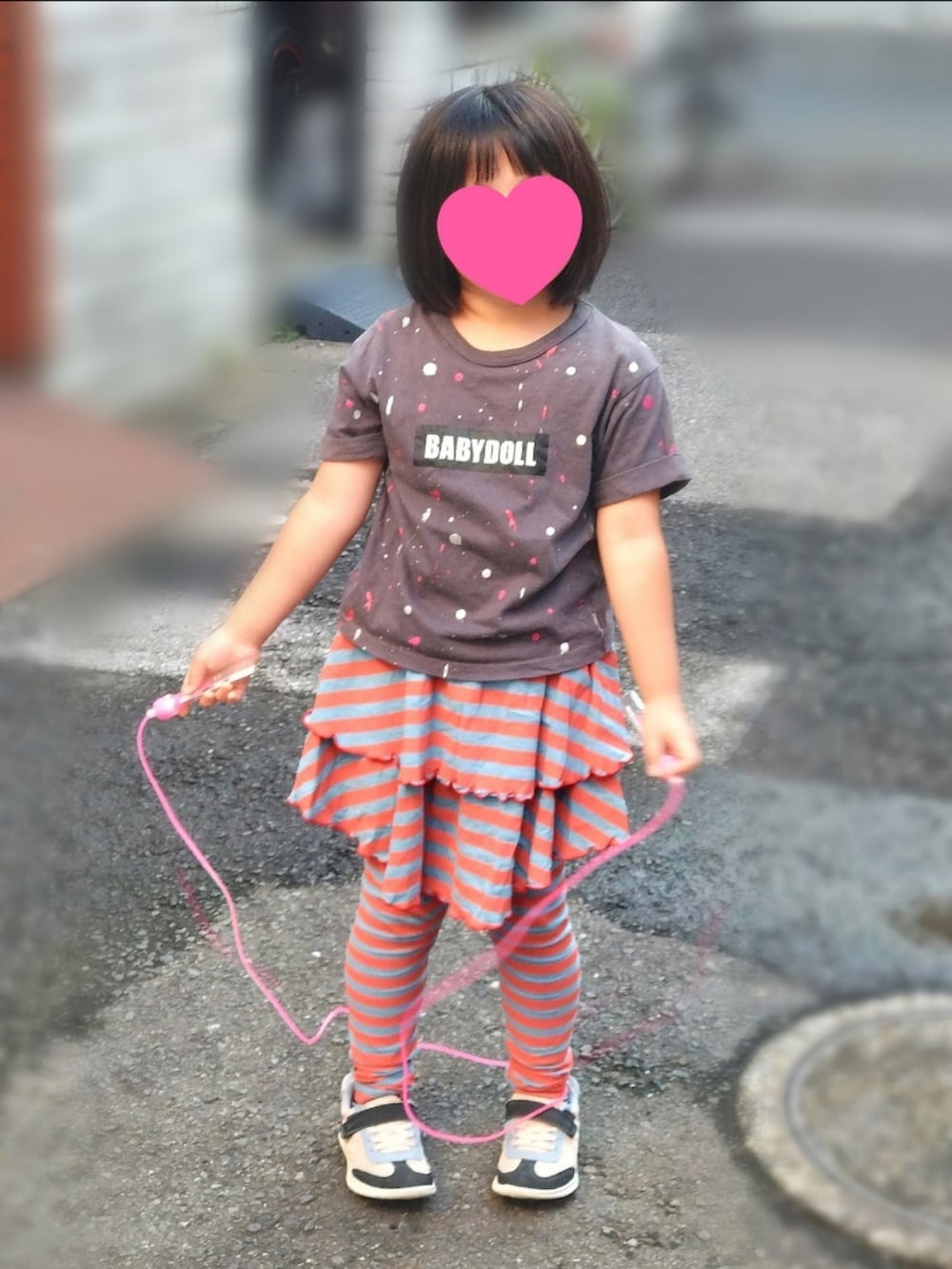 その他のTシャツ/カットソー、ブルー系のカーゴパンツ、ホワイト系のスリッポンを着用したレディースの秋コーディネートの2枚目の写真