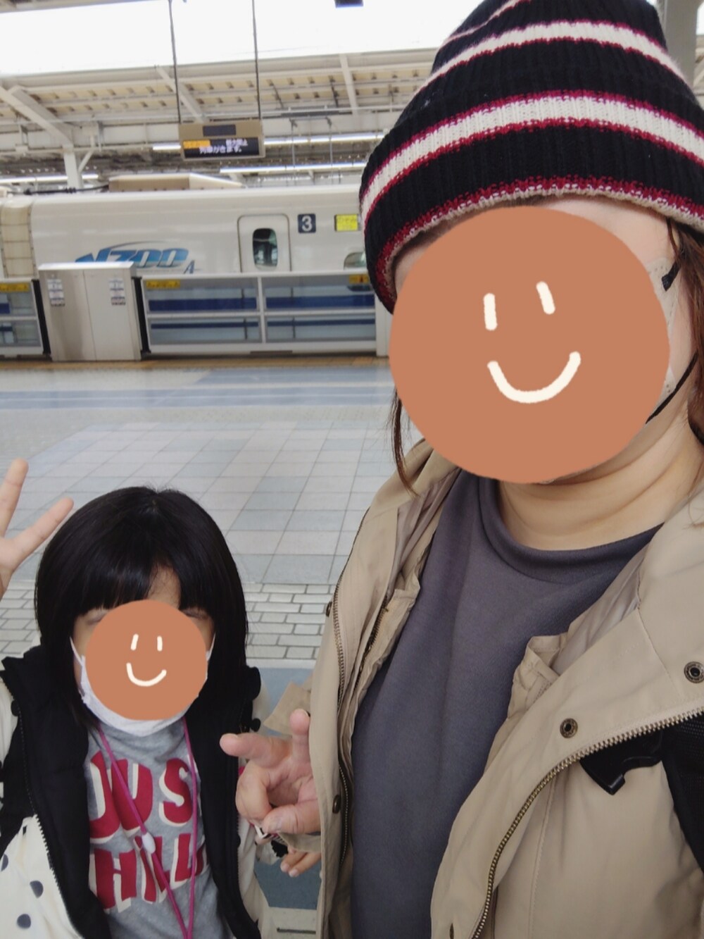 ベージュ系のMA-1、ブラック系のスウェット、レッド系のその他パンツを着用したレディースの春コーディネートの3枚目の写真