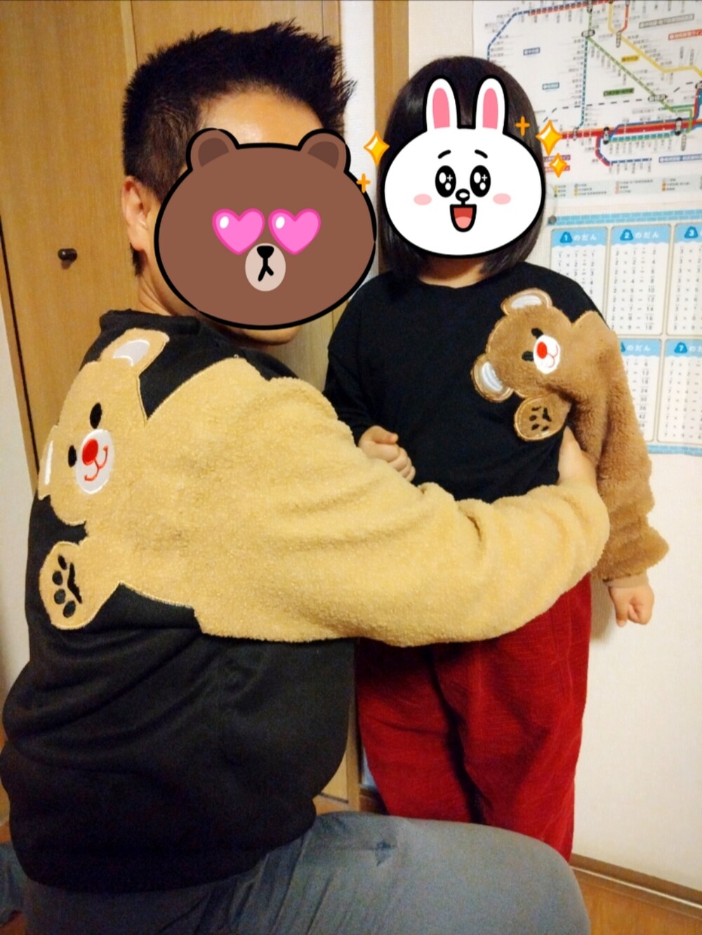 ブラック系のブルゾン、ブラック系のスウェット、グリーン系のその他パンツを着用したレディースの春コーディネートの2枚目の写真
