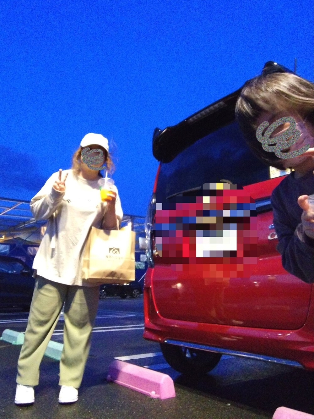 ベージュ系のTシャツ/カットソー、グリーン系のその他パンツ、グレー系のTシャツ/カットソーを着用したレディースの春コーディネートの2枚目の写真