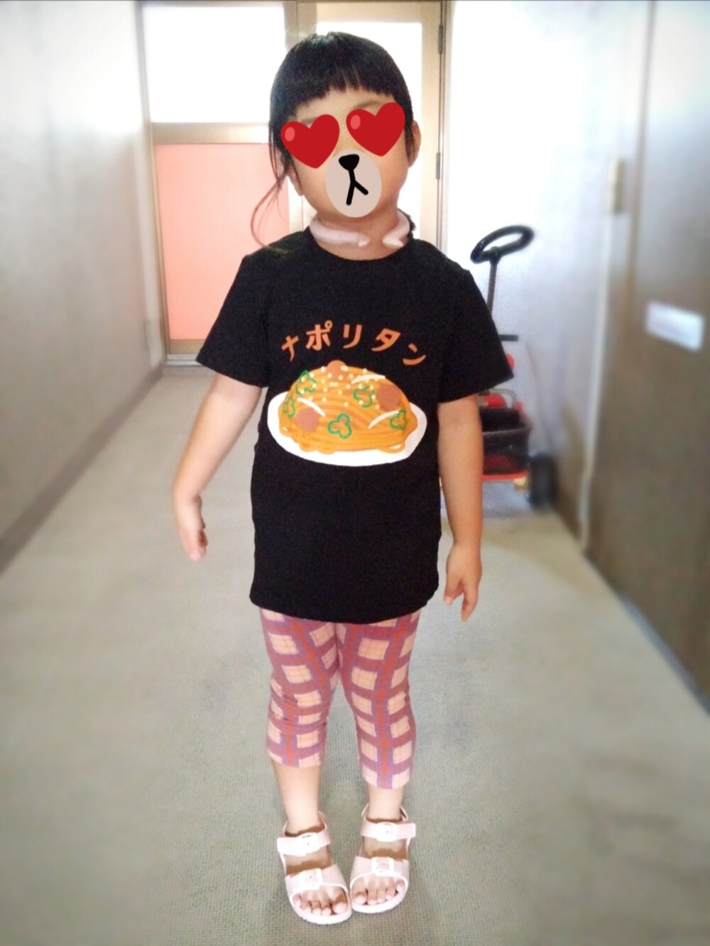 ホワイト系のTシャツ/カットソー、ブラック系のサロペット/オーバーオール、ホワイト系のトートバッグを着用したレディースの秋コーディネートの2枚目の写真