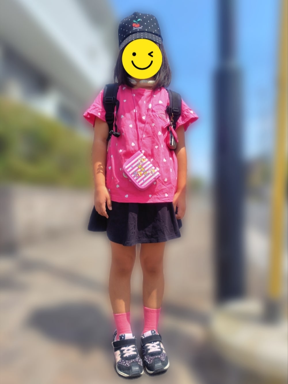 ピンク系のTシャツ/カットソー、ピンク系のその他パンツ、レッド系のサンダルを着用したレディースの夏コーディネートの2枚目の写真