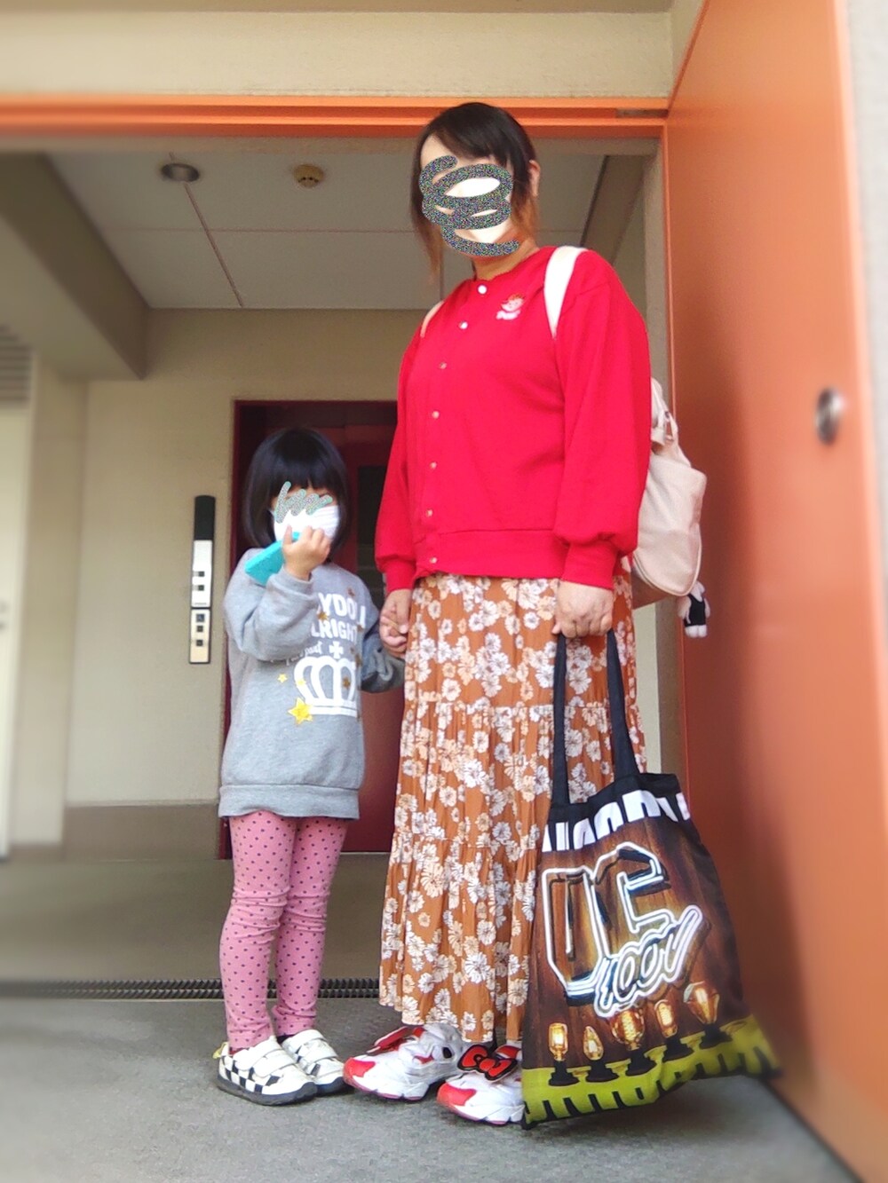 レッド系のカーディガン/ボレロ、ホワイト系のバックパック/リュック、ブラウン系のスカートを着用したレディースの春コーディネートの2枚目の写真