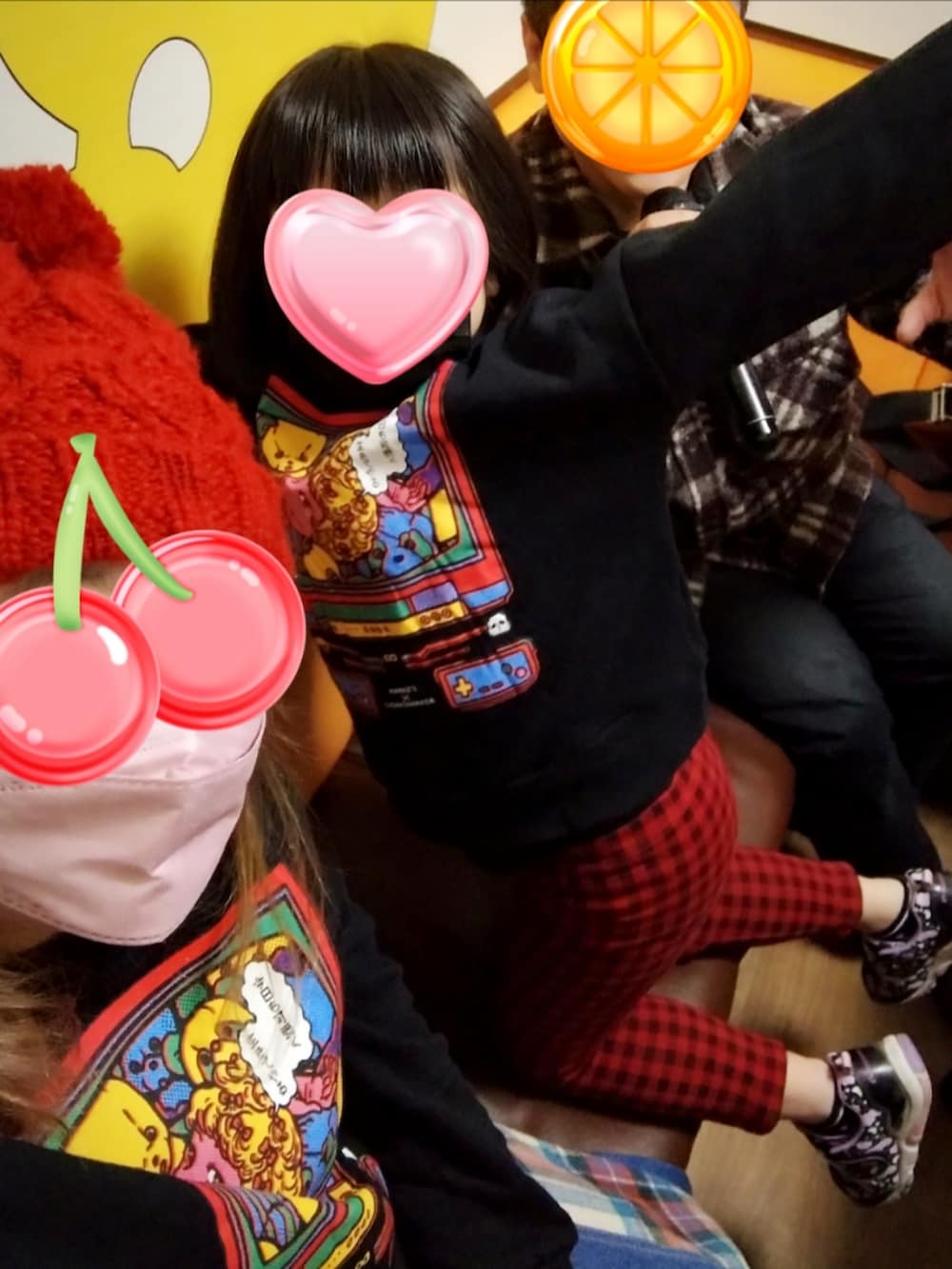 グレー系のダウンジャケット/コート、ブラック系のスウェット、ブルー系のスカートを着用したレディースの冬コーディネートの2枚目の写真